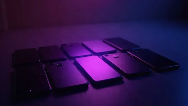 Varios smartphones alineados, con un foco violeta sobre el del centro (ilustración del artículo)